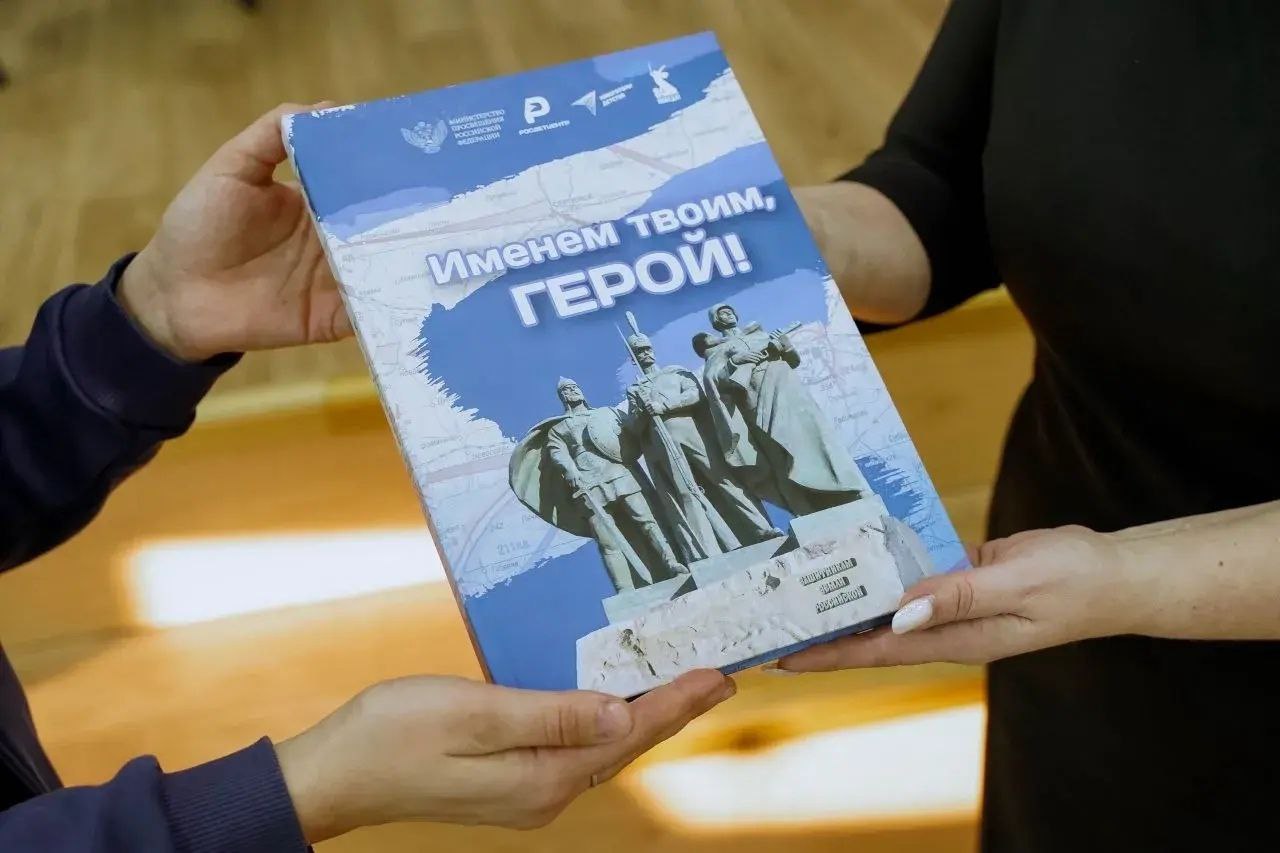 Колыхматова: В канун весеннего праздника поздравили с 8 марта и передали уникальный сборник «Именем твоим, Герой» Тамаре Титковой, дочери героя Советского Союза Николая Варламова Колыхматова: В канун весеннего праздника поздравили с 8 марта и передали уникальный сборник «Именем твоим, Герой» Тамаре Титковой, дочери героя Советского Союза Николая Варламова