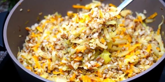 Непревзойденное сочетание: гречневая каша с капустой, которую оценит вся семья