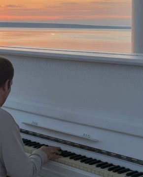 Белое или черное? Организаторы проекта «Открытое пианино в ротонде» приглашают жителей Петрозаводска присоединиться к голосованию за цвет инструмента