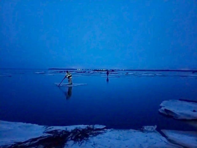 В Карелии с дрейфующих льдин спасли ребенка и мужчину