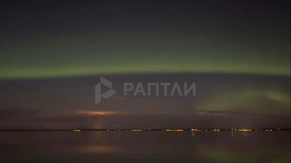 Небо над Россией полыхало изумрудными огнями этой ночью — наблюдать эту красоту могли жители Мурманской и Архангельской областей, Карелии, Коми и других северных регионов