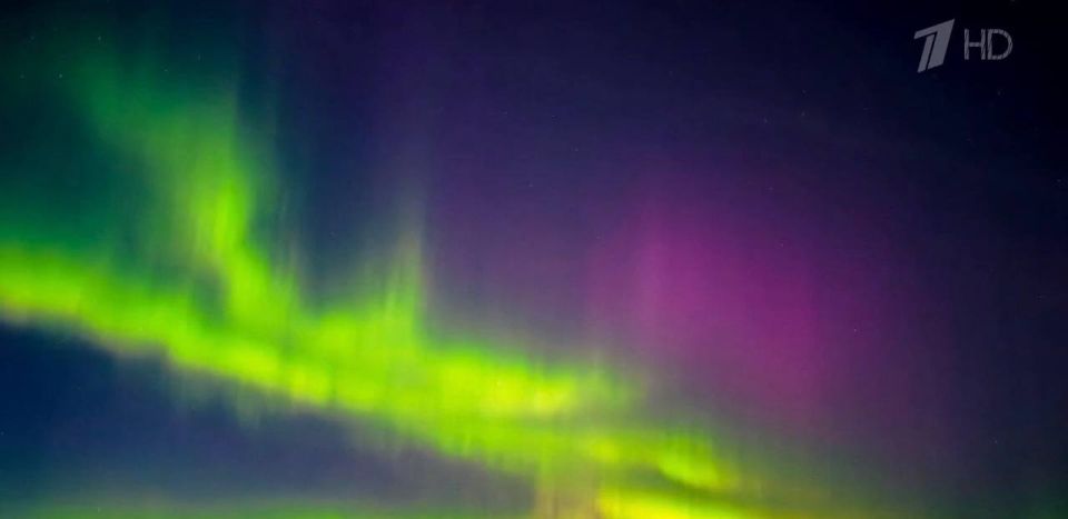 Этой ночью сразу в нескольких регионах на севере наблюдали яркое полярное сияние
