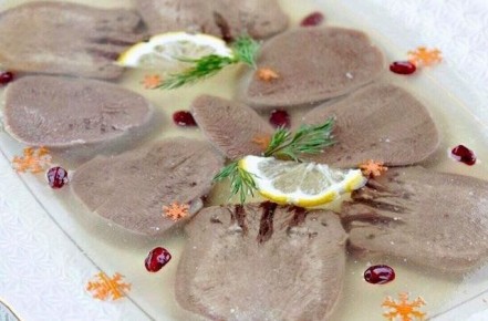 Заливное из говяжьего языка