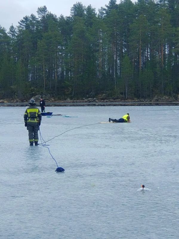 Пожарные спасли рыбака из полыньи на озере Суоярви