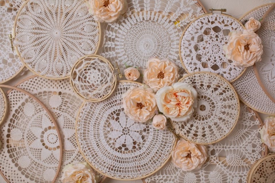 от бабушкиных салфеток к стильному декору: 17 идей для обновления интерьера
