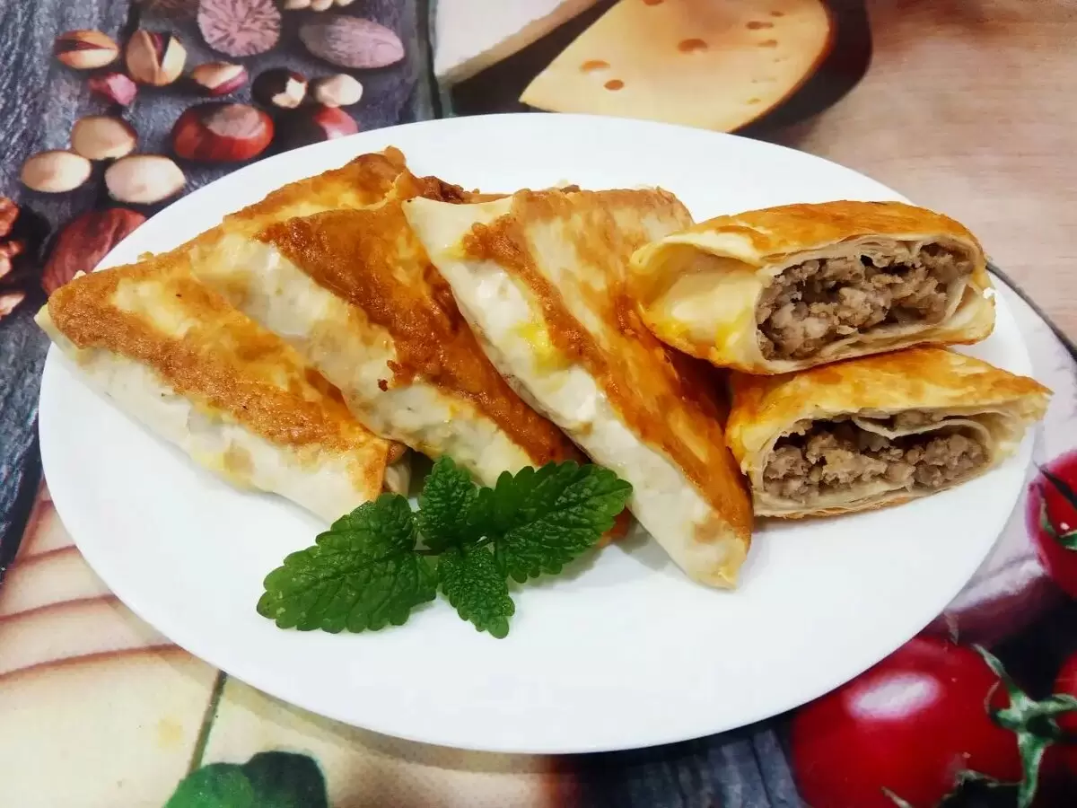 Необычные треугольники из лаваша с мясом: идеальный ужин за 30 минут
