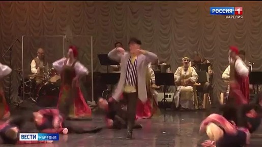 Глава Карелии Артур Парфенчиков вручил орден «Сампо» коллективу ансамбля «Кантеле», которому в этом году исполняется 90 лет