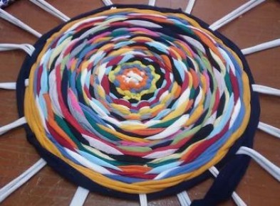 Как старые футболки превращаются в уютные коврики: советы и идеи