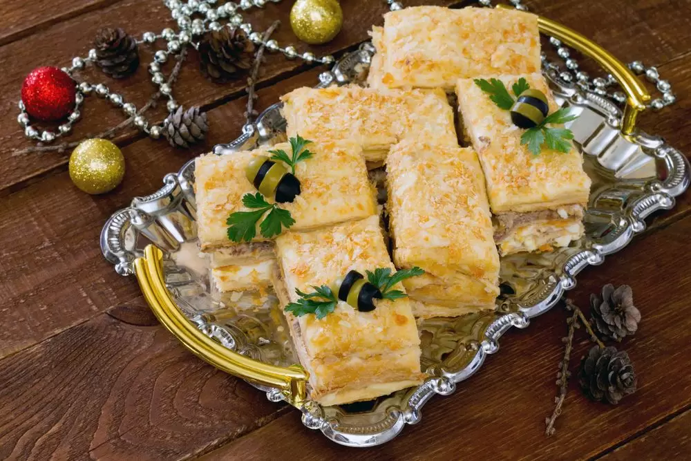 Наполеон с ветчиной и ананасом как эффектная закуска для праздничного стола