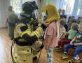 Воспитанники детского сада посмотрели на боёвку пожарного
