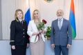 Элиссан Шандалович вручил Юлии Коровиной и Ольге Черницкой удостоверения мировых судьей