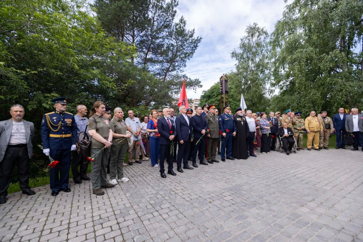 Элиссан Шандалович и парламентарии Карелии в День ветеранов боевых действий почтили память павших за Родину Элиссан Шандалович и парламентарии Карелии в День ветеранов боевых действий почтили память павших за Родину