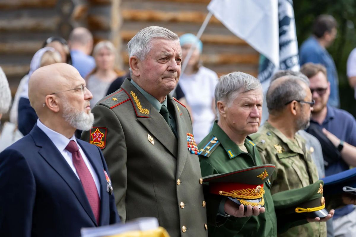 Элиссан Шандалович и парламентарии Карелии в День ветеранов боевых действий почтили память павших за Родину Элиссан Шандалович и парламентарии Карелии в День ветеранов боевых действий почтили память павших за Родину