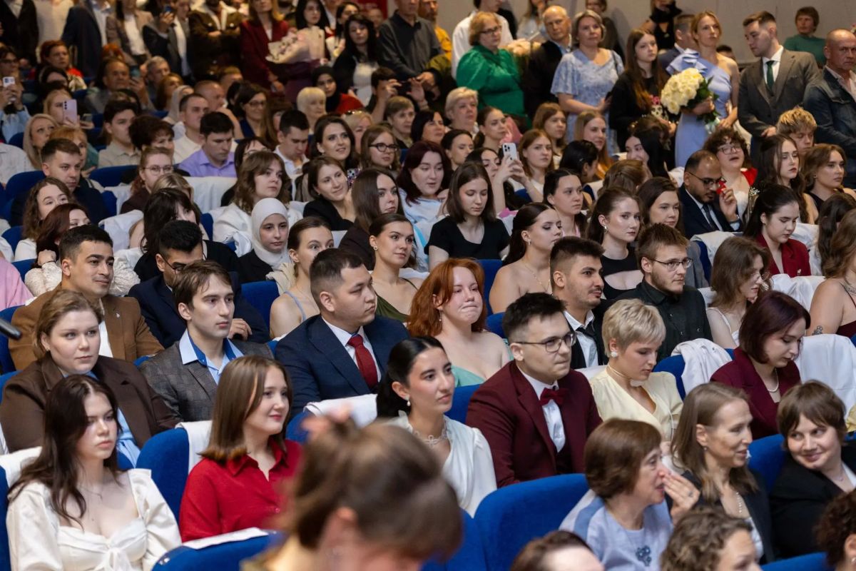 Элиссан Шандалович выпускникам мединститута: «Добро пожаловать во врачебную семью» Элиссан Шандалович выпускникам мединститута: «Добро пожаловать во врачебную семью»