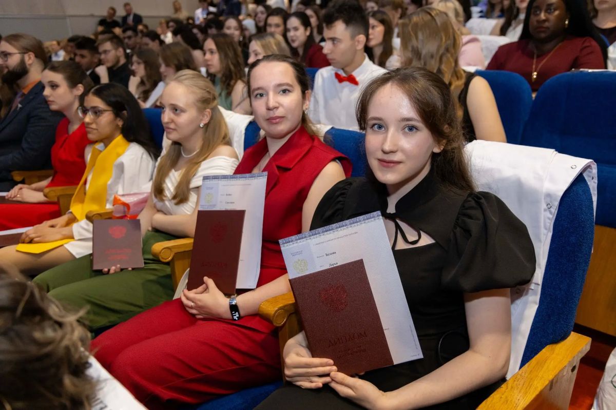 Элиссан Шандалович выпускникам мединститута: «Добро пожаловать во врачебную семью» Элиссан Шандалович выпускникам мединститута: «Добро пожаловать во врачебную семью»