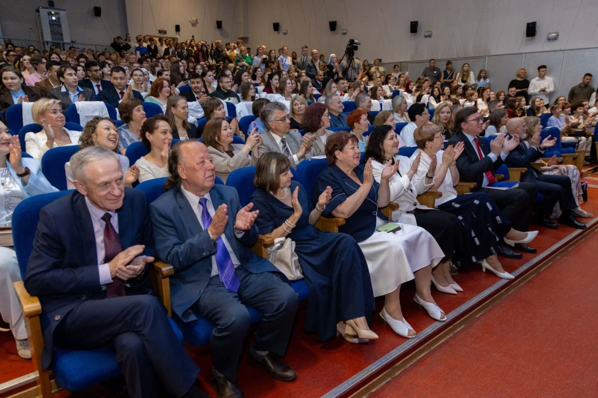 Элиссан Шандалович выпускникам мединститута: «Добро пожаловать во врачебную семью» Элиссан Шандалович выпускникам мединститута: «Добро пожаловать во врачебную семью»