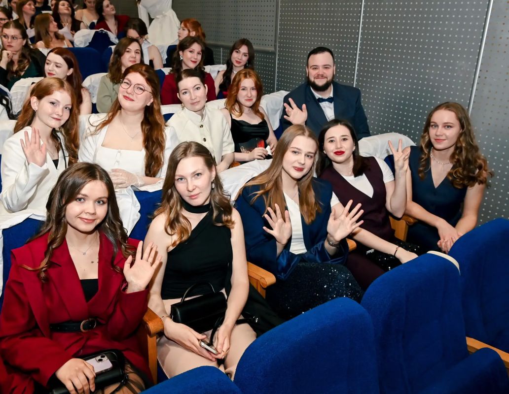 Артур Парфенчиков: Терапевты, педиатры, рентгенологи, травматологи – сегодня дипломы о высшем профессиональном образовании получили выпускники медицинского института ПетрГУ Артур Парфенчиков: Терапевты, педиатры, рентгенологи, травматологи – сегодня дипломы о высшем профессиональном образовании получили выпускники медицинского института ПетрГУ