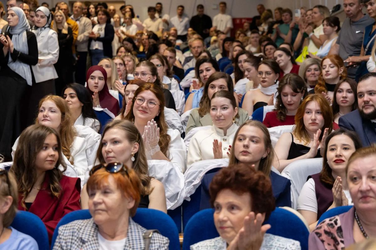 Элиссан Шандалович выпускникам мединститута: «Добро пожаловать во врачебную семью» Элиссан Шандалович выпускникам мединститута: «Добро пожаловать во врачебную семью»