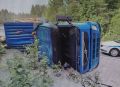 Вчера в Сегежском округе перевернулся грузовик, сообщает Госавтоинспекция Карелии