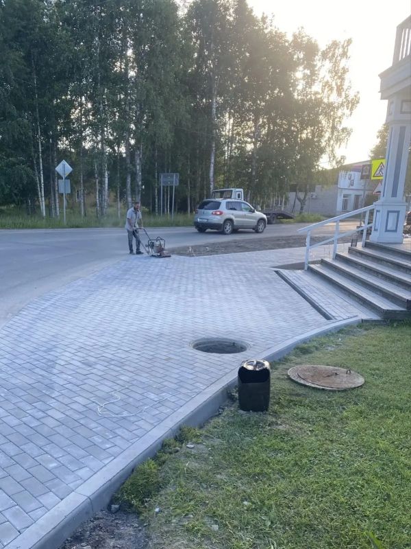 Территорию у Дома Моберга благоустраивают Территорию у Дома Моберга благоустраивают