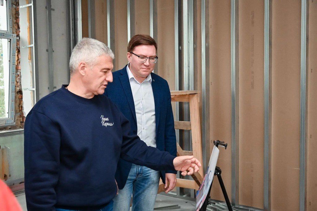 Глава Карелии проверил ход капитального ремонта Дома молодежи Глава Карелии проверил ход капитального ремонта Дома молодежи