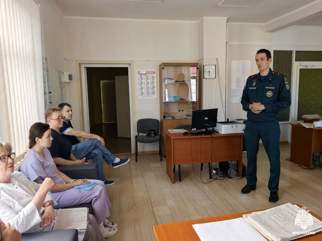 Сотрудниками МЧС Карелии был проведен инструктаж по пожарной безопасности для работников ГБУЗ «Калевальская ЦРБ» Сотрудниками МЧС Карелии был проведен инструктаж по пожарной безопасности для работников ГБУЗ «Калевальская ЦРБ»