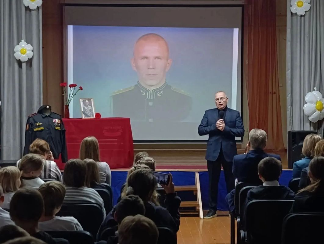 Артем Валюк: «Парта Героя – предмет особой гордости для школы и ее учеников» Артем Валюк: «Парта Героя – предмет особой гордости для школы и ее учеников»