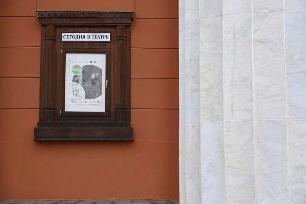 Никита Михалков привез в Петрозаводск свой спектакль «12» Никита Михалков привез в Петрозаводск свой спектакль «12»
