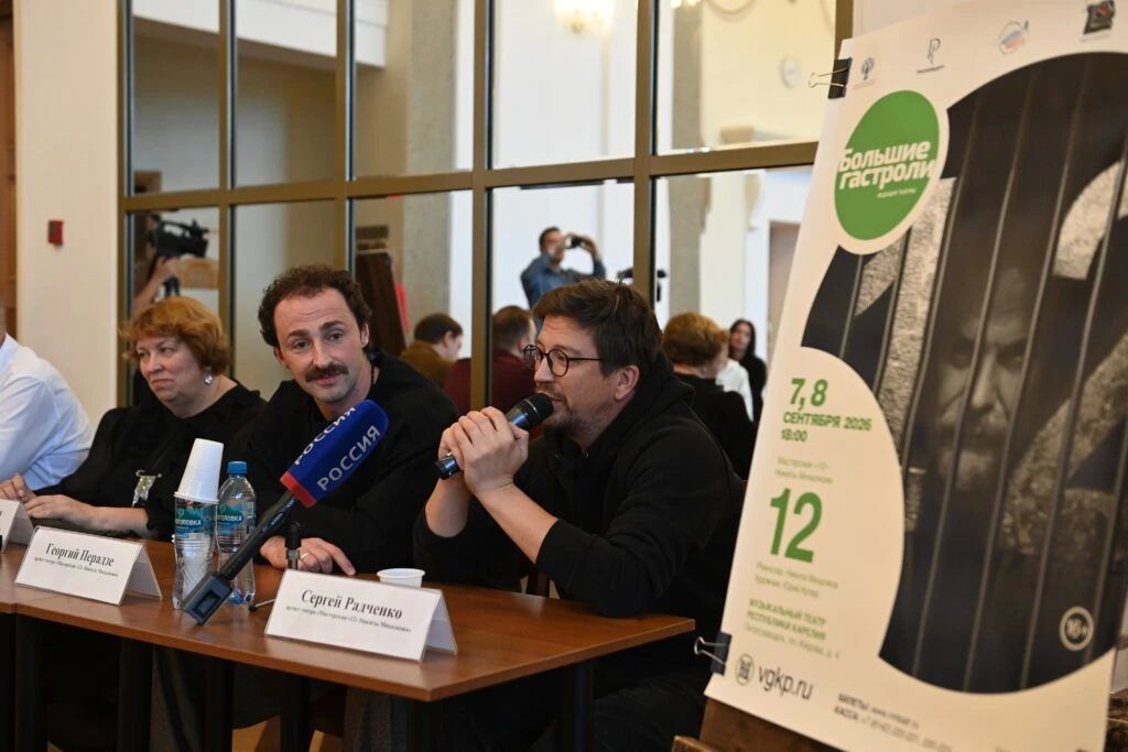 Никита Михалков привез в Петрозаводск свой спектакль «12» Никита Михалков привез в Петрозаводск свой спектакль «12»