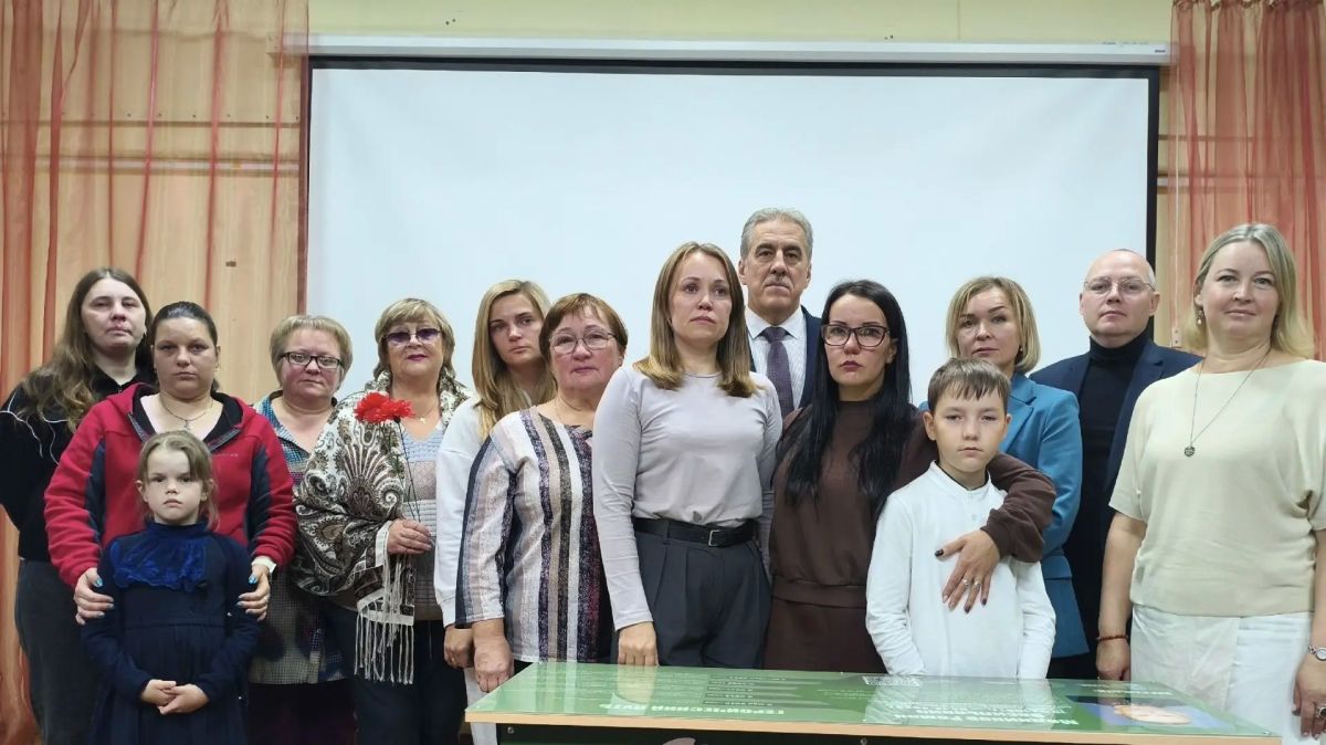 Парты Героев открыли в школах Олонца и Видлице Парты Героев открыли в школах Олонца и Видлице
