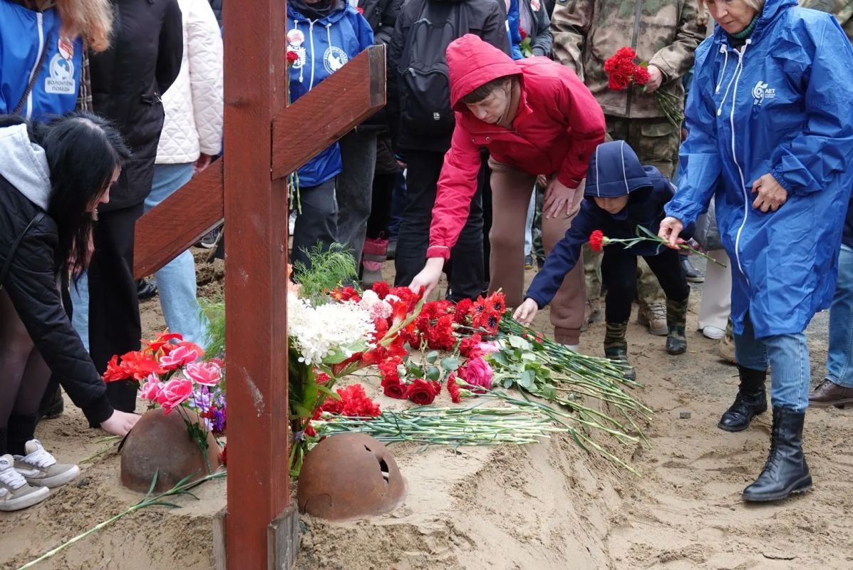 Останки защитников Петрозаводска захоронили на Кургане Славы Останки защитников Петрозаводска захоронили на Кургане Славы