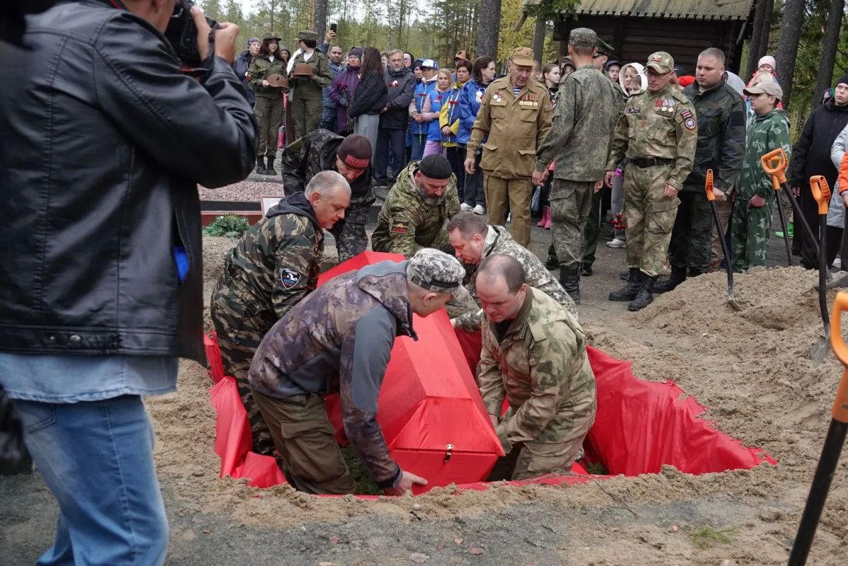 Останки защитников Петрозаводска захоронили на Кургане Славы Останки защитников Петрозаводска захоронили на Кургане Славы