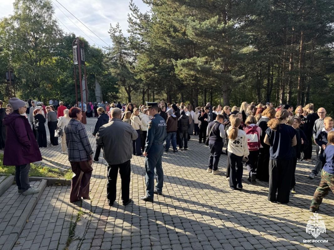 Тренировка по эвакуации в Специализированной школе искусств Тренировка по эвакуации в Специализированной школе искусств