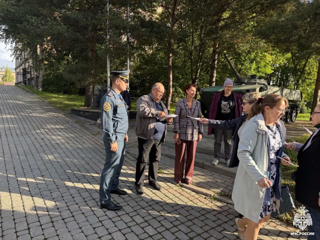 Тренировка по эвакуации в Специализированной школе искусств Тренировка по эвакуации в Специализированной школе искусств