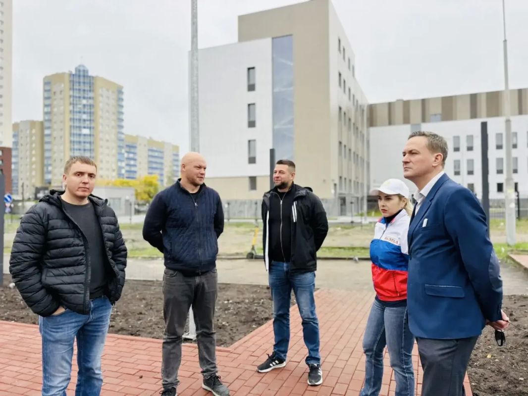Колыхматова: Кукковка на спорте. Скейт-площадка в Добрынинском сквере официально ещё не открыта, но вечером здесь не протолкнуться: школьники на скейтах и самокатах, кто-то просто сидит и болтает Колыхматова: Кукковка на спорте. Скейт-площадка в Добрынинском сквере официально ещё не открыта, но вечером здесь не протолкнуться: школьники на скейтах и самокатах, кто-то просто сидит и болтает