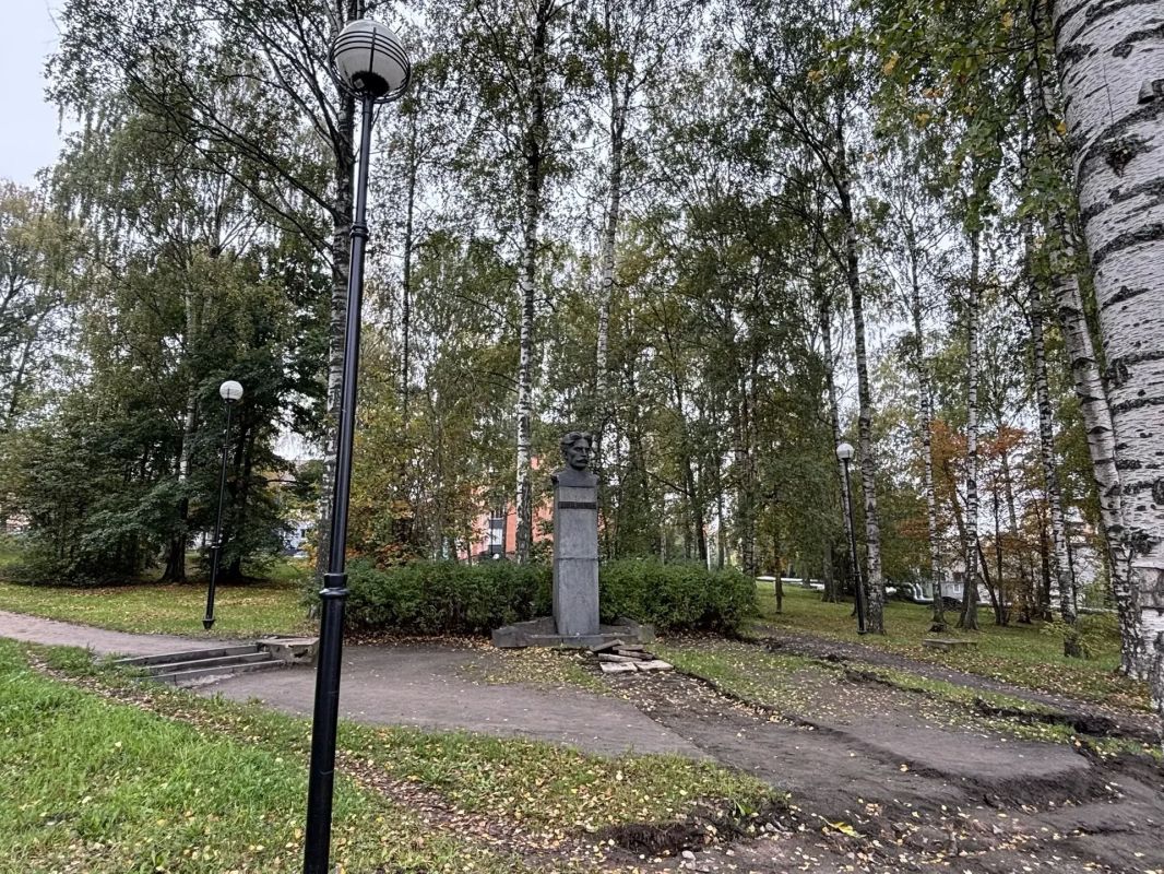 Малиновый кварцит с Онежской набережной украсит городской парк Малиновый кварцит с Онежской набережной украсит городской парк
