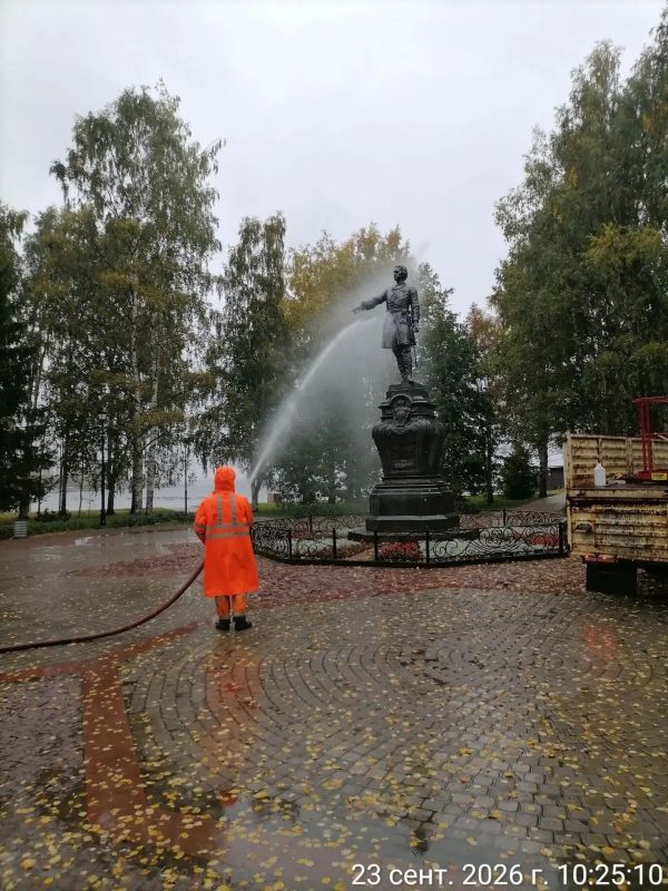 Осенний душ устроили памятникам в Петрозаводске Осенний душ устроили памятникам в Петрозаводске