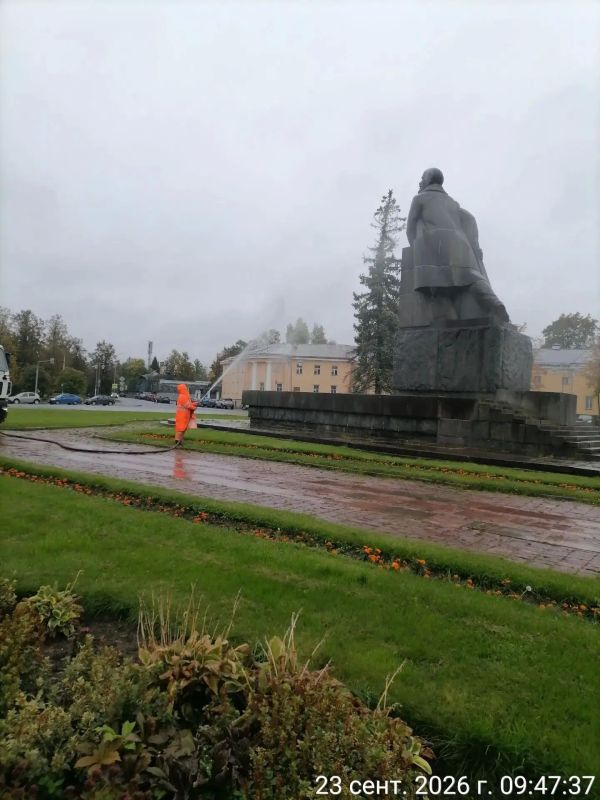 Осенний душ устроили памятникам в Петрозаводске Осенний душ устроили памятникам в Петрозаводске