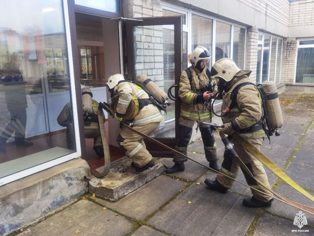 Отработали алгоритм действий при пожаре Отработали алгоритм действий при пожаре