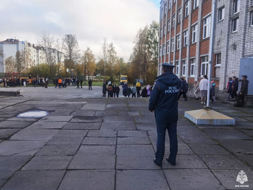 Отработали алгоритм действий при пожаре Отработали алгоритм действий при пожаре