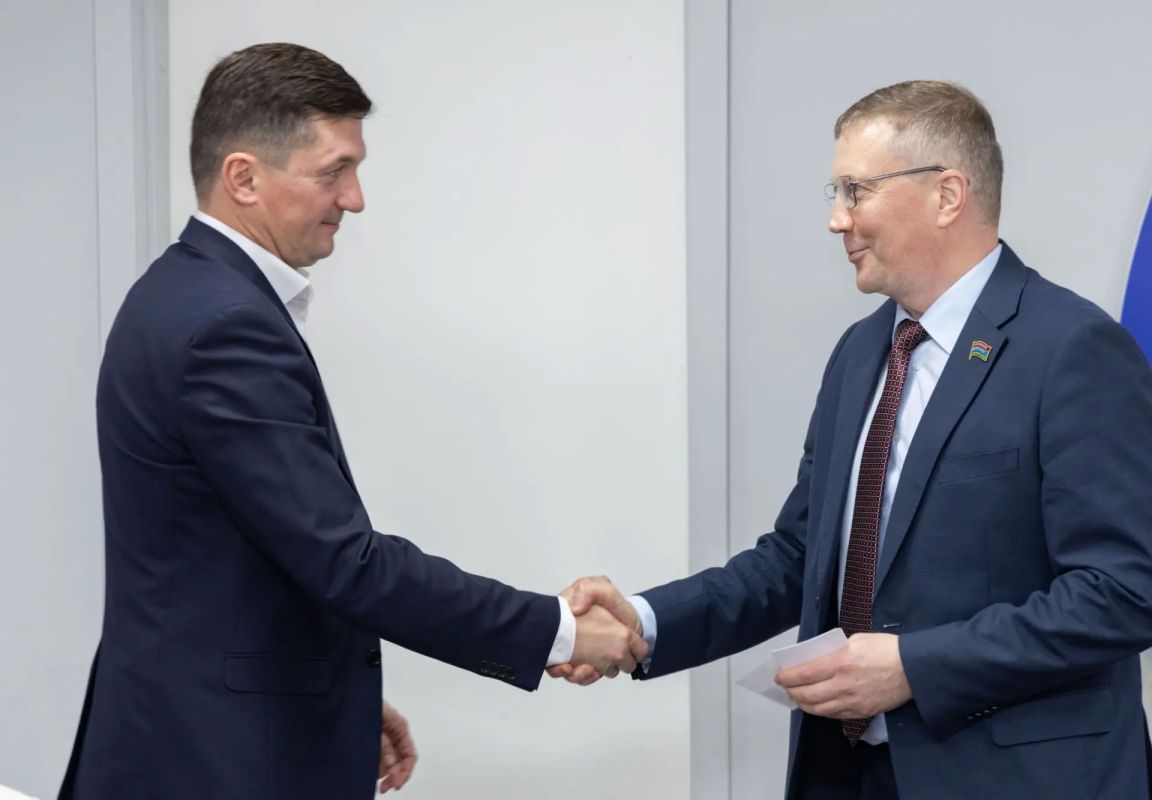 Избирком Карелии вручил удостоверения избранным депутатам Законодательного Собрания Республики Карелия восьмого созыва Избирком Карелии вручил удостоверения избранным депутатам Законодательного Собрания Республики Карелия восьмого созыва