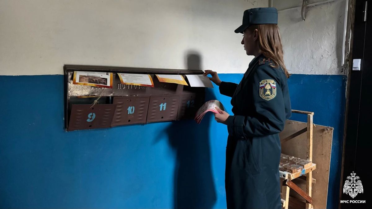 Профилактика в домах. В рамках профилактических мероприятий, сотрудники МЧС Карелии провели работу с населением по предупреждению пожаров с вручением памяток гражданам. Сотрудники ведомства провели мероприятие, направленное... Профилактика в домах. В рамках профилактических мероприятий, сотрудники МЧС Карелии провели работу с населением по предупреждению пожаров с вручением памяток гражданам. Сотрудники ведомства провели мероприятие, направленное...
