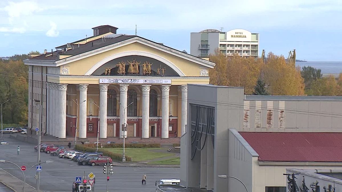 Сегодня в Музыкальном театре Карелии Санкт-Петербургский театр «Мастерская» покажет спектакль «Варшавская мелодия» - историю любви по пьесе Леонида Зорина