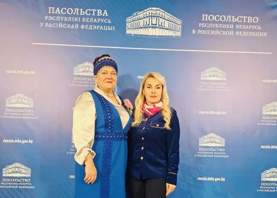 Колыхматова: Друзья, сегодня в Москве, в Деловом и культурном комплексе Посольства Республики Беларусь, состоялся Международный женский конгресс, посвященный женщинам-труженицам и хранительницам семейного очага
