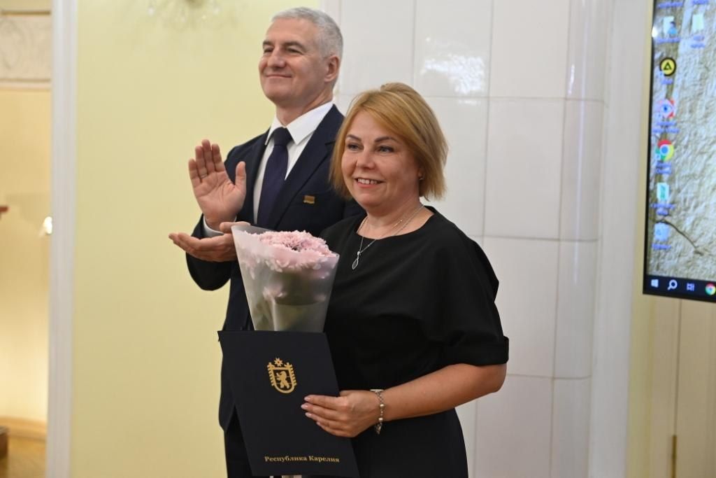 Артур Парфенчиков наградил коллектив Национального музея Республики Карелия Орденом «Сампо» Артур Парфенчиков наградил коллектив Национального музея Республики Карелия Орденом «Сампо»