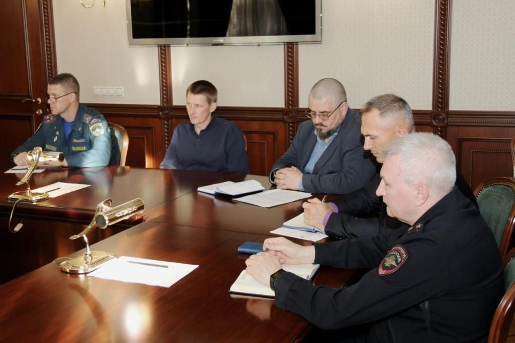 Глава Карелии поручил руководителям муниципалитетов создать оперативные группы реагирования на выходы медведей в населенные пункты Глава Карелии поручил руководителям муниципалитетов создать оперативные группы реагирования на выходы медведей в населенные пункты