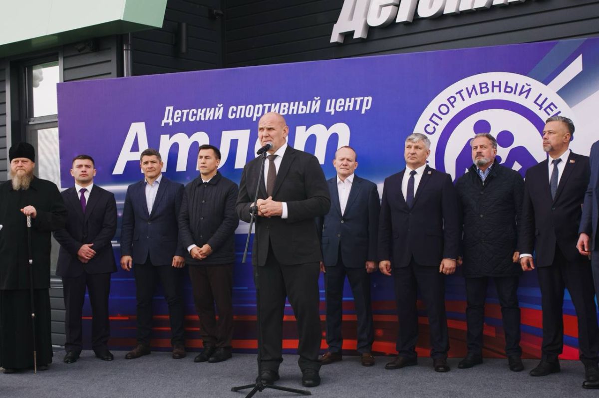 Александр Карелин и звезды борьбы открыли детский спортивный центр в Алтайском крае