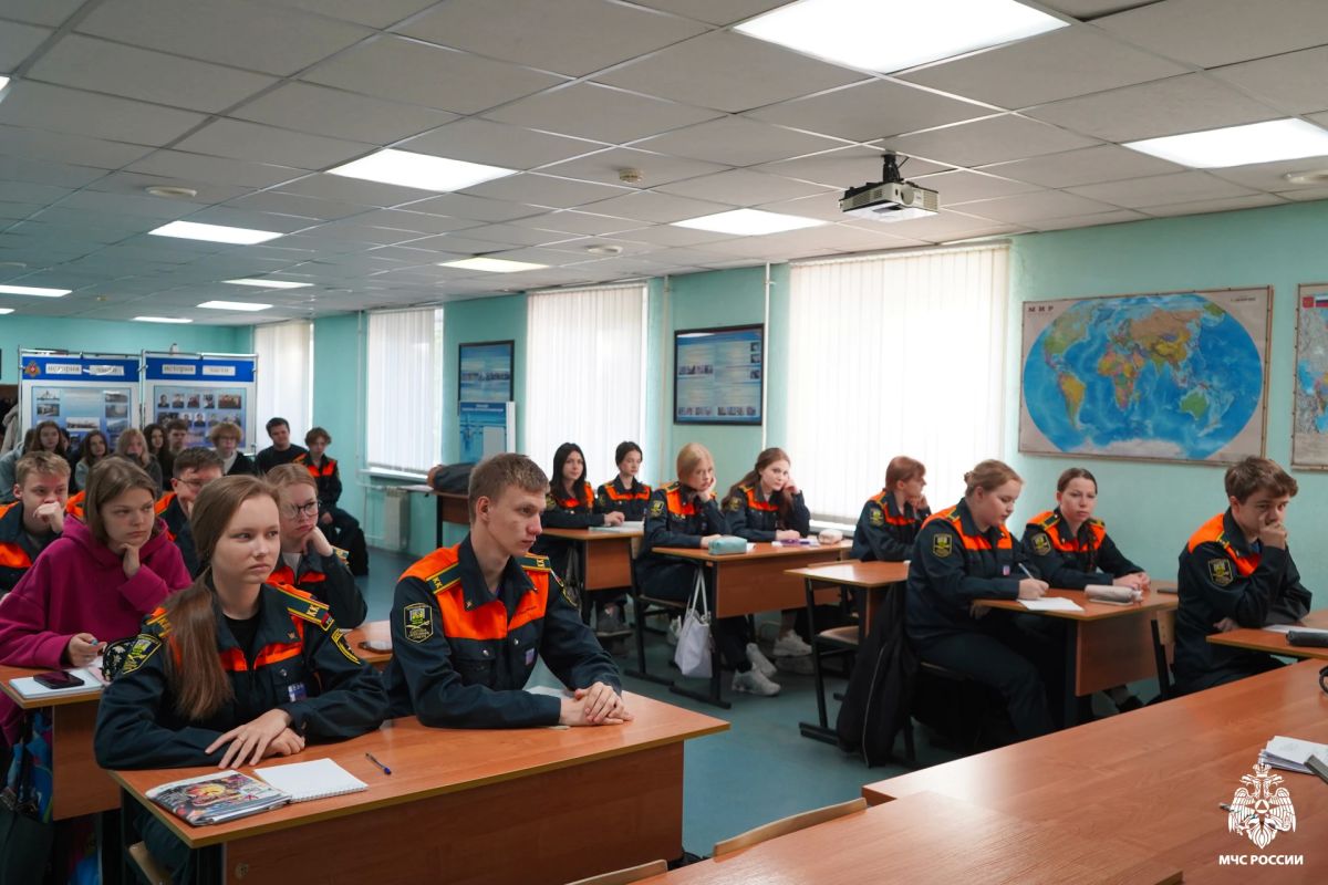 Юным спасателям рассказали о пожарной тактике