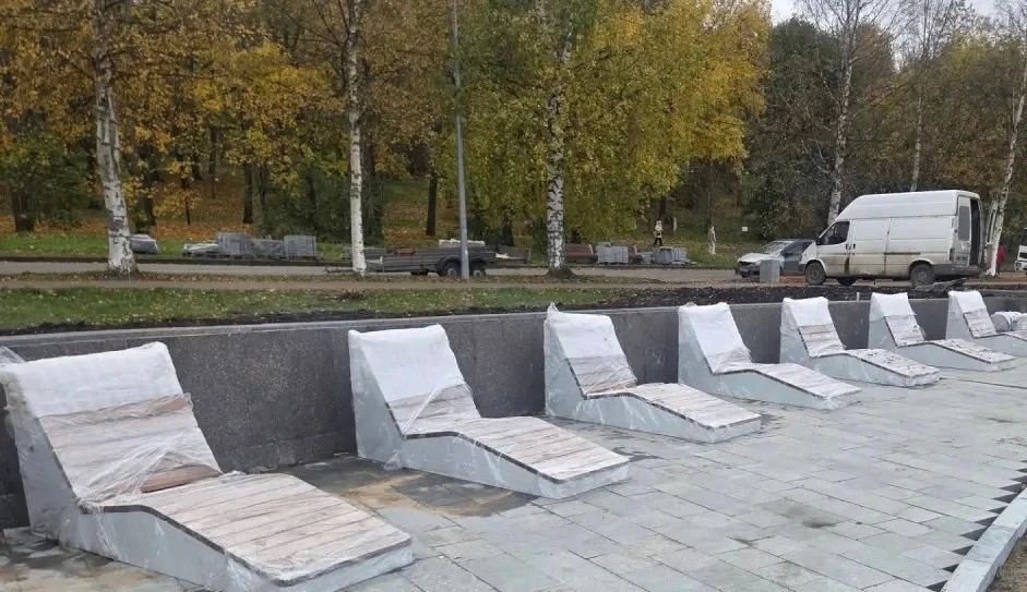 Новые шезлонги установили на Онежской набережной