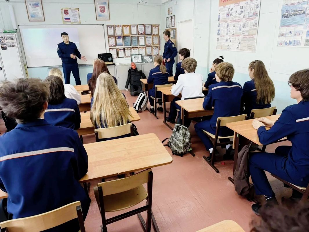 В преддверии Дня криминалистической службы СК России следователи провели для кадет практические занятия и тематические встречи В преддверии Дня криминалистической службы СК России следователи провели для кадет практические занятия и тематические встречи